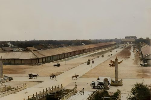 清末上色老照片：落魄乞丐躺在地上晒太阳，胖宫女在宫里干杂活