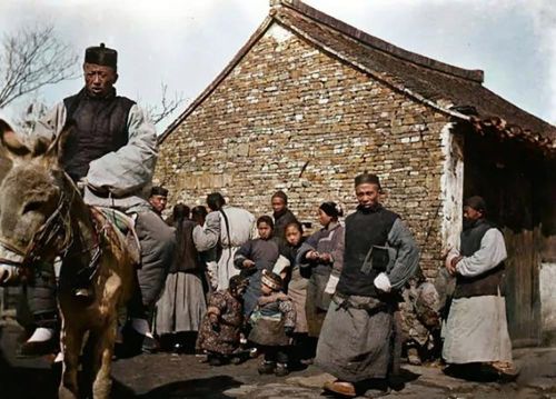 清末上色老照片：落魄乞丐躺在地上晒太阳，胖宫女在宫里干杂活