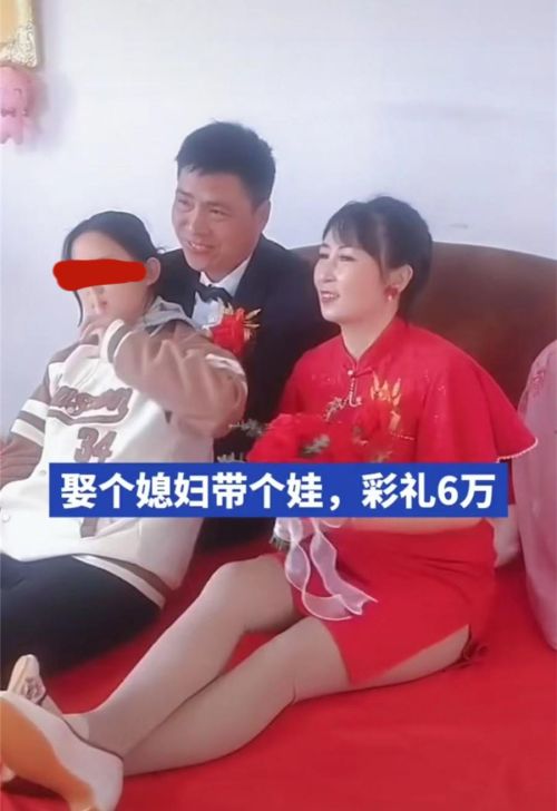 河南女子带娃出嫁，女儿躺新爸爸怀里一脸幸福，女子却表示很担忧