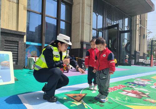 渭南高新交警走进幼儿园开展交通安全宣传活动