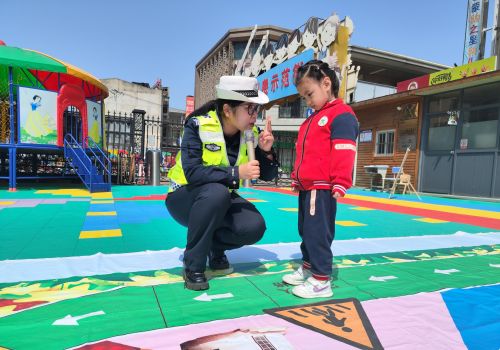 渭南高新交警走进幼儿园开展交通安全宣传活动