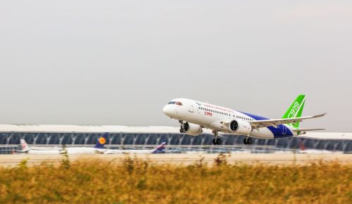 C919罕见获美国订单，明明有波音却买中国大飞机，美方想干啥？