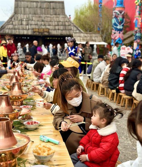 沙滩寻宝、长桌宴……丽江千古情景区“三多节”活动引客来！