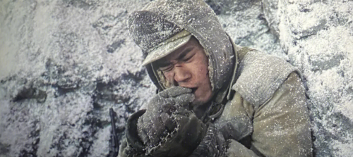 ​长津湖冰雕连幸存者！16岁战士卧雪三天三夜冻掉四肢，至今仍健在