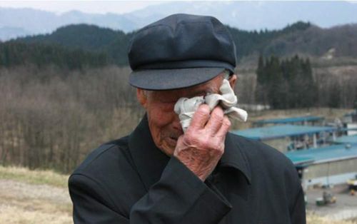 93年山东老汉担任影展解说员,一日本游客冲上前:我妈妈找了你50年