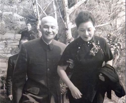 宋美龄婚后第一次跟蒋介石回到奉化溪口，原配毛福梅是何反应？