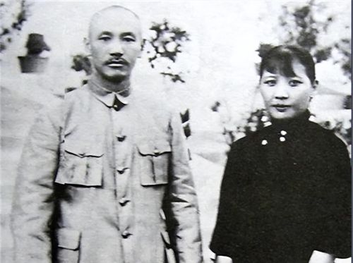 宋美龄婚后第一次跟蒋介石回到奉化溪口，原配毛福梅是何反应？