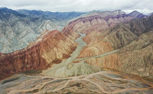 （美丽中国）天山-昆仑山交汇处：色彩斑斓 风景如画