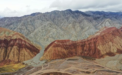 （美丽中国）天山-昆仑山交汇处：色彩斑斓 风景如画