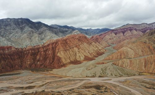 （美丽中国）天山-昆仑山交汇处：色彩斑斓 风景如画