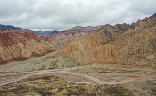 （美丽中国）天山-昆仑山交汇处：色彩斑斓 风景如画