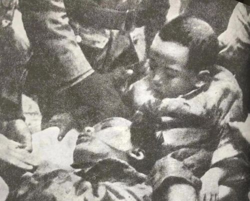 被日军飞机轰炸失去亲人的孩子