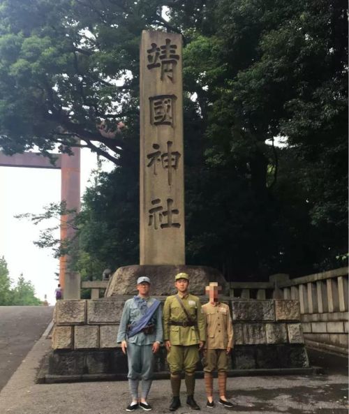 在日本靖国神社前穿抗日服装拍照的三名中国青年