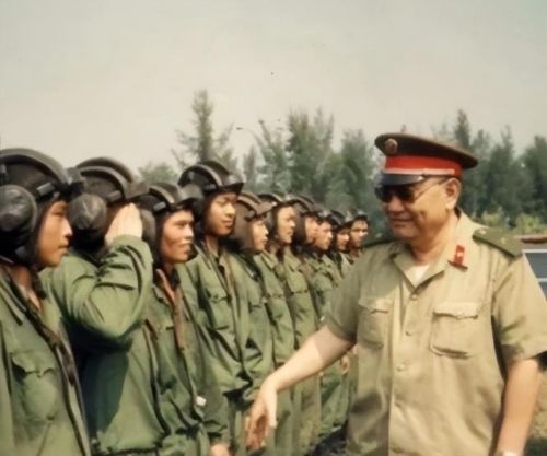 司令员尤太忠首次参加军区重要会议不入场，说：等下韦杰副司令员