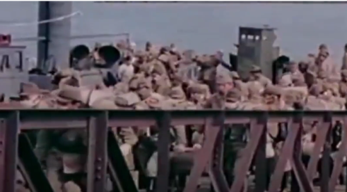 1946年，三百万日本战俘乘坐航母回国，还带走了大包小包