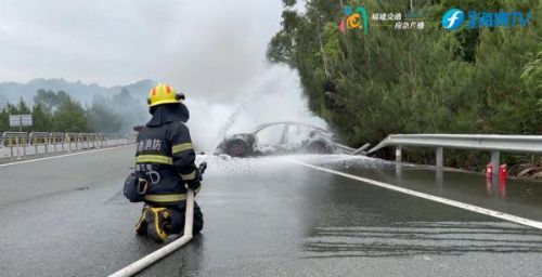 事发福建！特斯拉撞护栏后起火