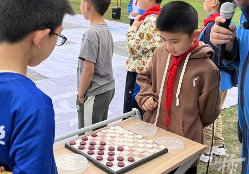 操场上摆棋盘，真人当棋子！星澜小学下了一盘超大的棋