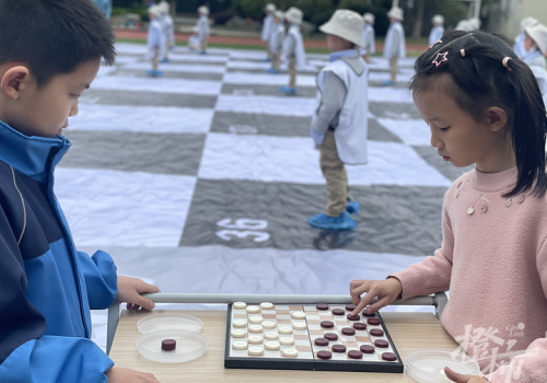 操场上摆棋盘，真人当棋子！星澜小学下了一盘超大的棋