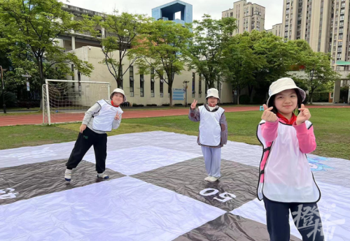 操场上摆棋盘，真人当棋子！星澜小学下了一盘超大的棋