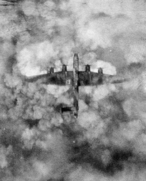 饱受战火蹂躏的战鸟——25幅未能返航轰炸机的最后影像