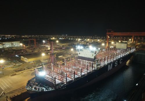 总长366米！天津建造最大集装箱船出坞
