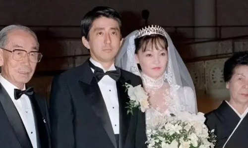 安倍晋三宠妻35年，被刺杀半年后妻子像换了个人，回乡下开店种地