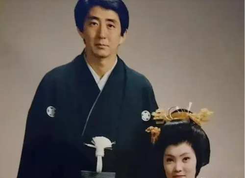 安倍晋三宠妻35年，被刺杀半年后妻子像换了个人，回乡下开店种地