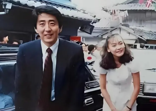 安倍晋三宠妻35年，被刺杀半年后妻子像换了个人，回乡下开店种地