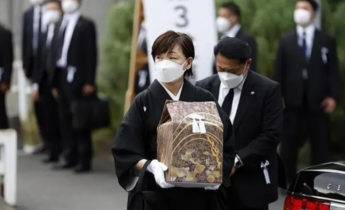 安倍晋三宠妻35年，被刺杀半年后妻子像换了个人，回乡下开店种地