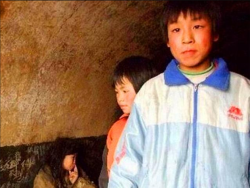 2008年，四川少女被囚禁15年，供两名男子玩乐，离开时已有二孩