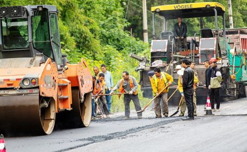 忠石沿江旅游公路开始铺设沥青 项目一期工程5月1日可望通车