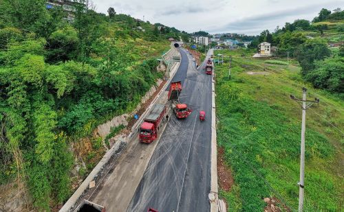 忠石沿江旅游公路开始铺设沥青 项目一期工程5月1日可望通车