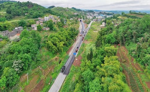 忠石沿江旅游公路开始铺设沥青 项目一期工程5月1日可望通车