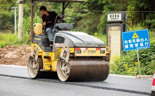 忠石沿江旅游公路开始铺设沥青 项目一期工程5月1日可望通车