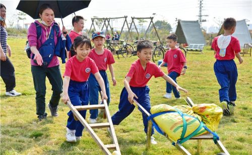 五一假期广州市民安排孩子去犇牛牧场参加劳动学习农耕