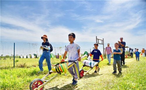 五一假期广州市民安排孩子去犇牛牧场参加劳动学习农耕