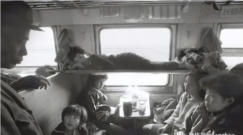 【老照片】20世纪80、90年代，我们坐过的绿皮火车，有你的回忆吗