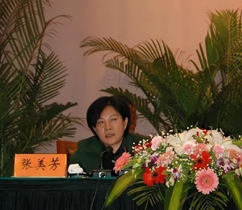 她曾是江苏财政厅副厅长，7套豪宅养帅小伙，帮女儿敛财5000万