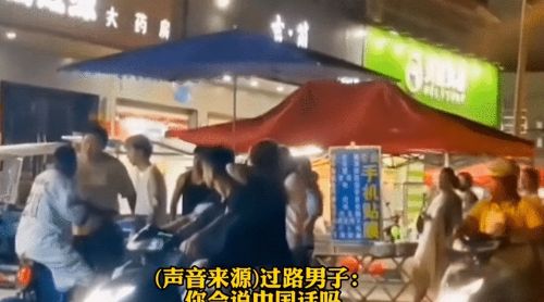 外籍黑人男子当街调戏中国女孩,过路大哥霸气怒怼:这里是中国!