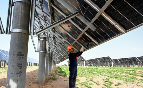 （环境）内蒙古鄂尔多斯：光伏项目助力采煤沉陷区生态治理