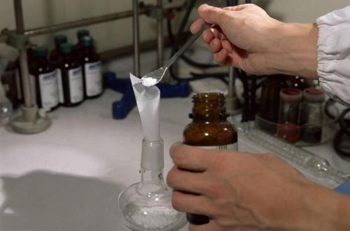 2015年，一化学博士频繁头晕，女友做客喝水时发现杯子中被人下毒