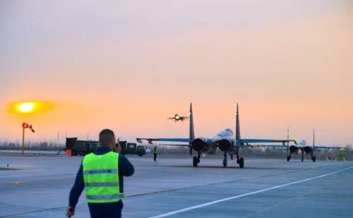 组图！空军西安飞行学院某旅组织跨昼夜飞行训练