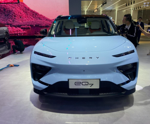 全铝平台打造的纯电动中型SUV，奇瑞新能源eQ7实拍