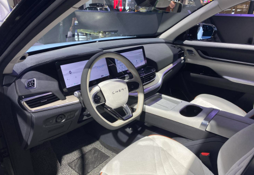 全铝平台打造的纯电动中型SUV，奇瑞新能源eQ7实拍