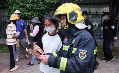 普及消防知识、掌握灭火技能 消防进高校 带来消防安全“公开课”