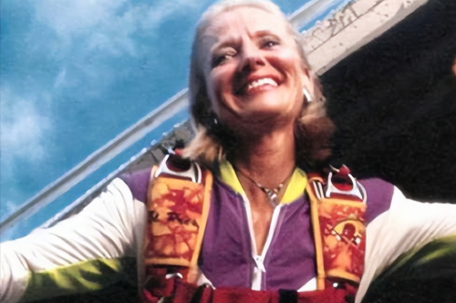 她从4400米的高空跳下，中途降落伞突然失灵，被25万只生命救回
