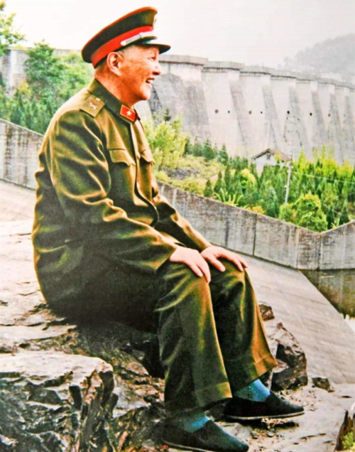 1977年，邓华回北京为洪学智说话，邓小平：就让他去国防工业办吧