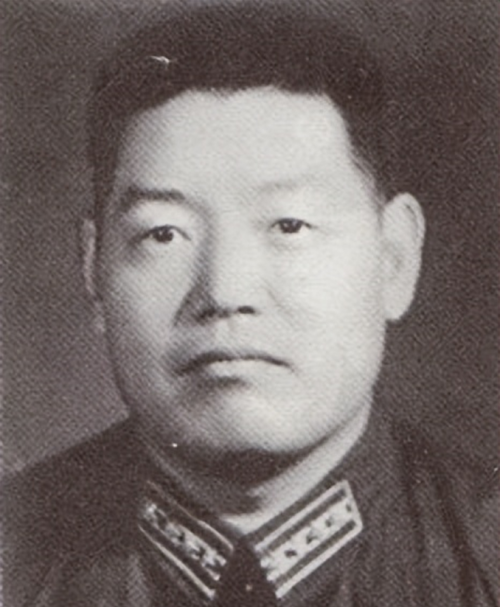 他是首个会开飞机的空军司令，因给王洪文安排过飞机，77年被撤职