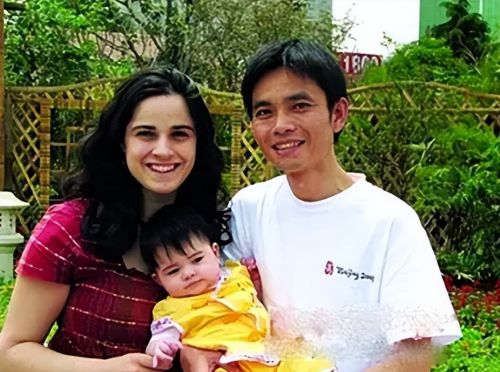 中国农村小伙娶外国美女，后定居美国相妻教女，15年过去仍很幸福