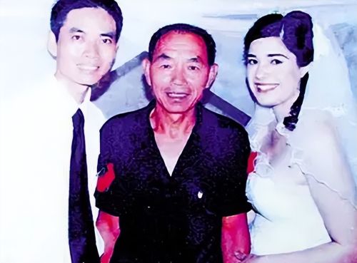 中国农村小伙娶外国美女，后定居美国相妻教女，15年过去仍很幸福